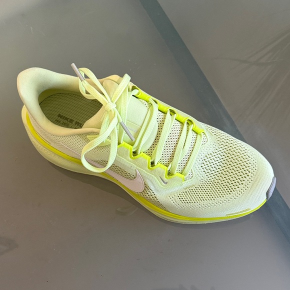 Nike Women's Air Zoom Pegasus Sneakers Running Shoes Size 10 - Picture 2 of 10